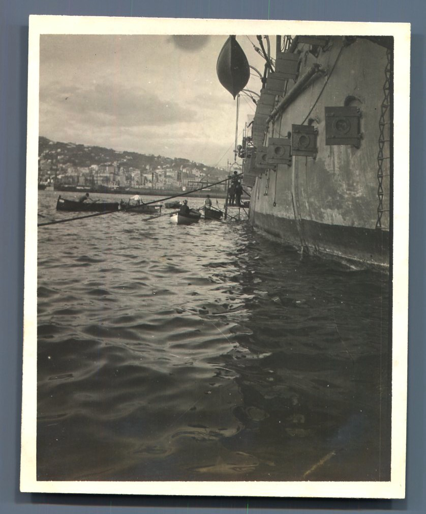 Italy, Genova, porto di Genova. INCROCIATORE da battaglia vintage