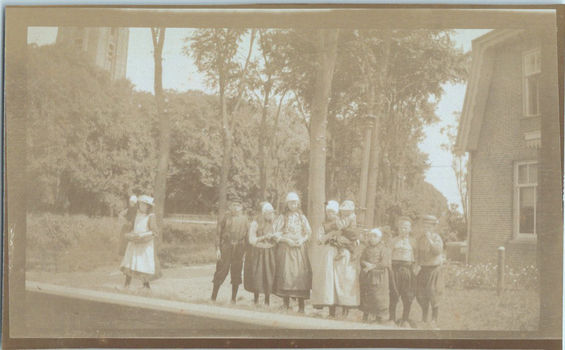 Pays-Bas, enfants de Monnickendam, 1908 Vintage silver print Tirage citrate  - Afbeelding 1 van 1