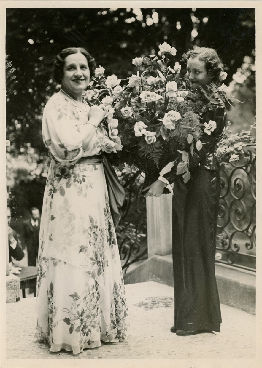 Ninon Vallin et la rose Ninon Vallin Vintage silver print,Joséphine