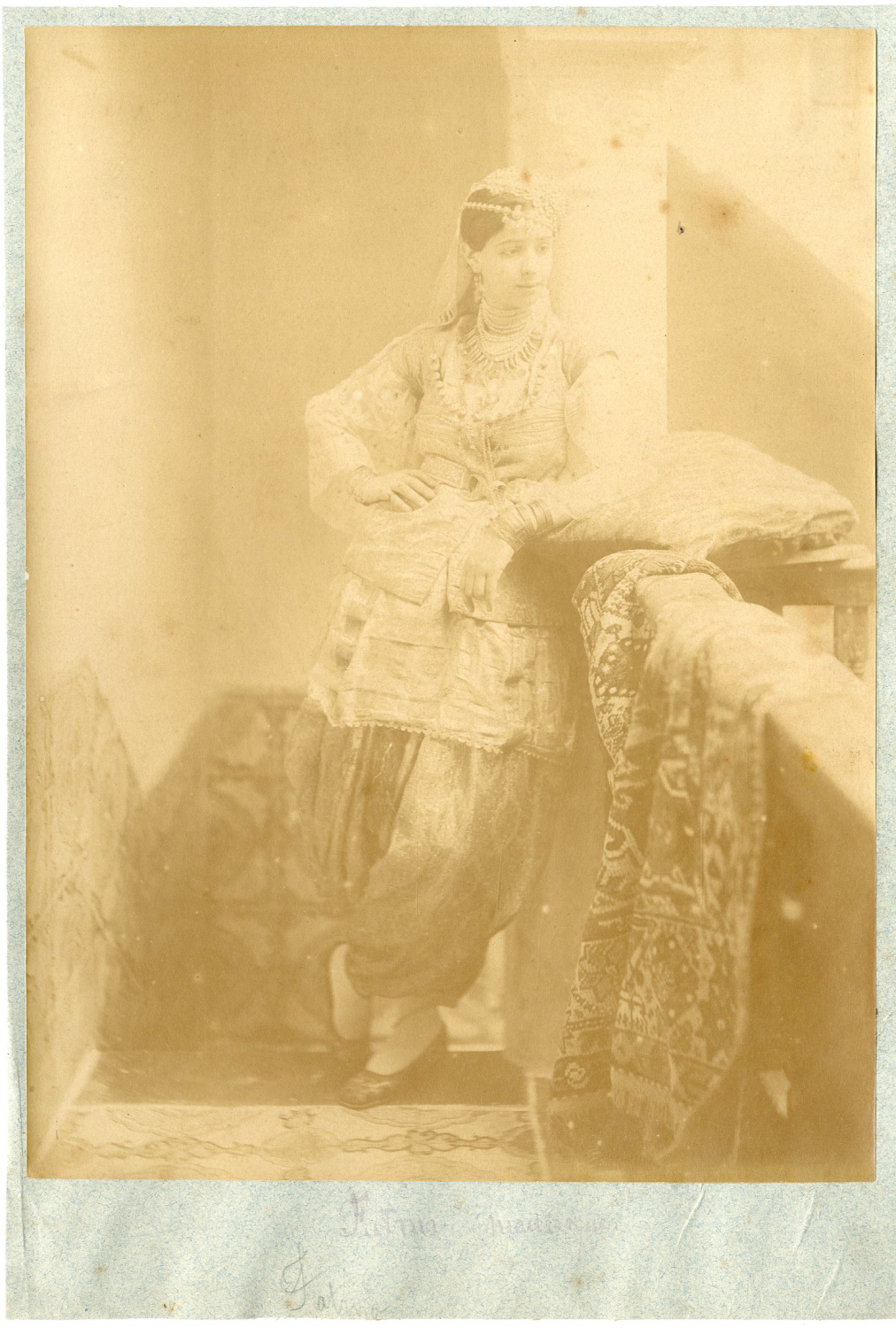 Tirage Albuminé Vintage Algérie - Femme Mauresque - Environ 1880 - Format 5,5x8 Cm