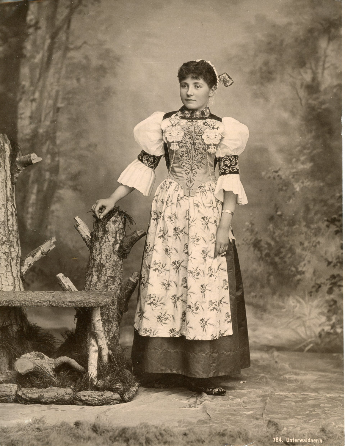 Suisse, Unterwaldnerin, Femme en costume Traditionnel vintage
